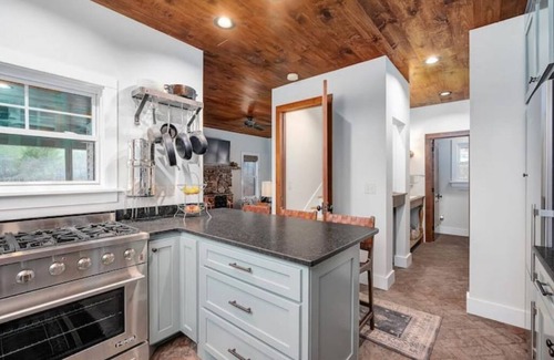 Lincoln County Hütte | Gate Cottage, private getaway in a stylish new home w/views, hiking and a creek.