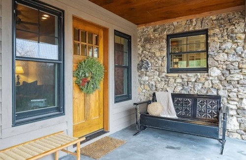 Lincoln County Hütte | Gate Cottage, private getaway in a stylish new home w/views, hiking and a creek.