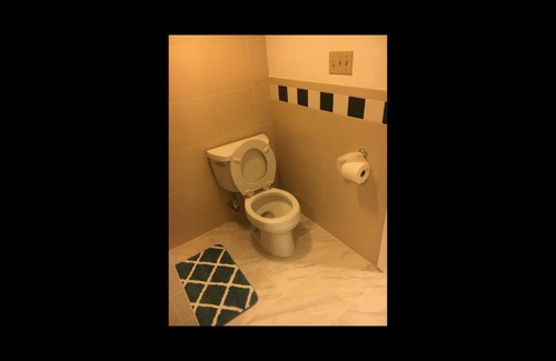 Charles Village Haus | Gateway en-suite bedroom only one bed next jhu