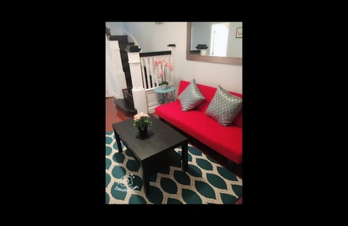 Charles Village Haus | Gateway en-suite bedroom only one bed next jhu