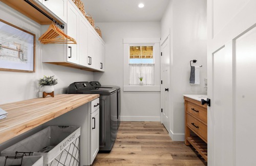 Columbia Falls Haus | Gather in Comfort: Large Property with 5 Rentals