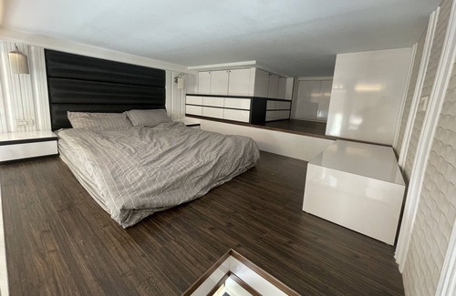 Xinyi Wohnung | Gatsby apt|Taipei 101|Hanging garden |night market|MRT|Gym with Pool