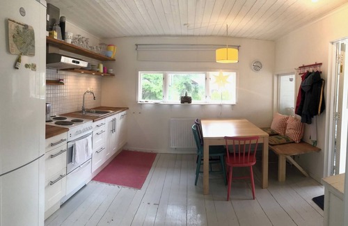 Djurhamn Kabine | Gemütliches Ferienhaus mit kleinem Boot 200 m vom Meer entfernt