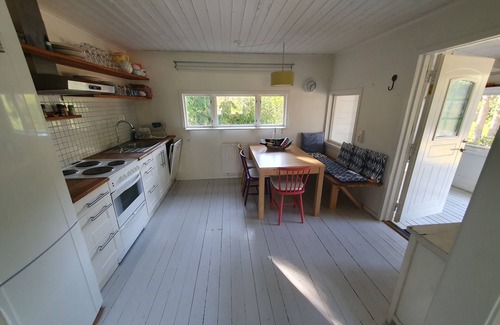 Djurhamn Kabine | Gemütliches Ferienhaus mit kleinem Boot 200 m vom Meer entfernt