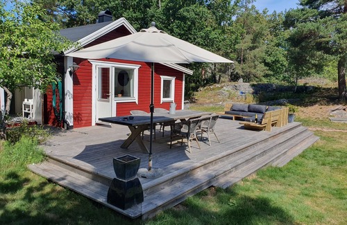 Djurhamn Kabine | Gemütliches Ferienhaus mit kleinem Boot 200 m vom Meer entfernt