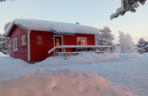 Blattnicksele Haus | Gemütliches lappländisches Ferienhaus in der Wildnis direkt am Gewässer