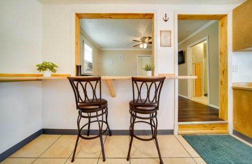 Geneva-on-the-Lake Haus | Geneva Cottage with Patio - Walk to Park, Lake Erie!