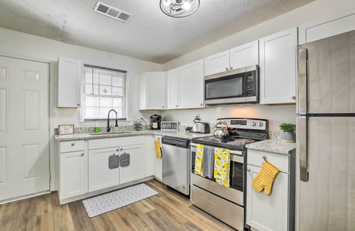 Conyers Hütte | Georgia Getaway w/ Fireplace & Fenced-In Yard