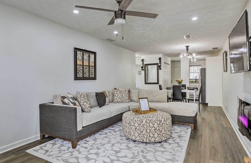 Conyers Hütte | Georgia Getaway w/ Fireplace & Fenced-In Yard