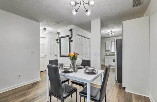 Conyers Hütte | Georgia Getaway w/ Fireplace & Fenced-In Yard