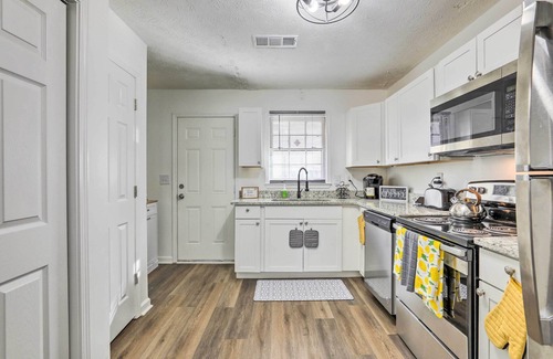 Conyers Hütte | Georgia Getaway w/ Fireplace & Fenced-In Yard