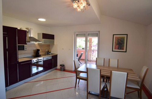 Liznjan Haus | Geräumiges Ferienhaus mit großer überdachter Terrasse. Ideal für große Familien.