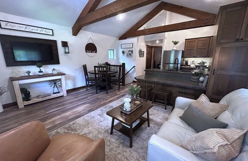 Ronan Kabine | Get away from the stress and strain of life at this romantic mountain cabin.