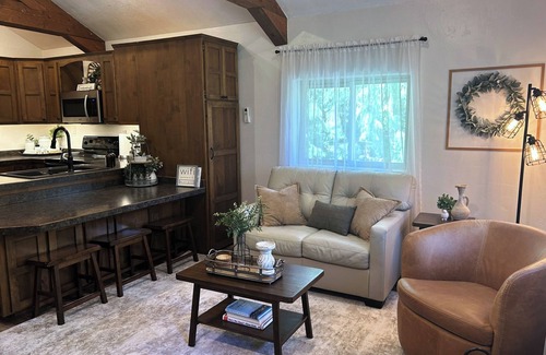 Ronan Kabine | Get away from the stress and strain of life at this romantic mountain cabin.