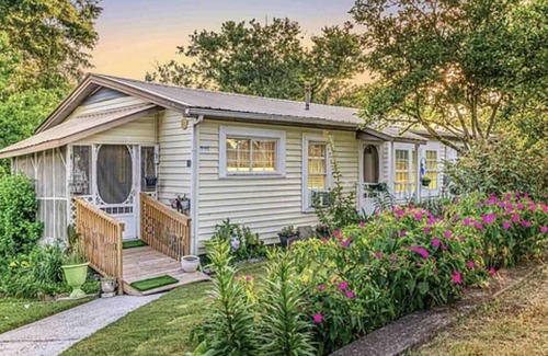 Calhoun Haus | Get comfy and cozy in this cute cottage in Calhoun!