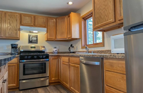 Tofte Haus | Get cozy in this quaint, cozy cottage in the woods!