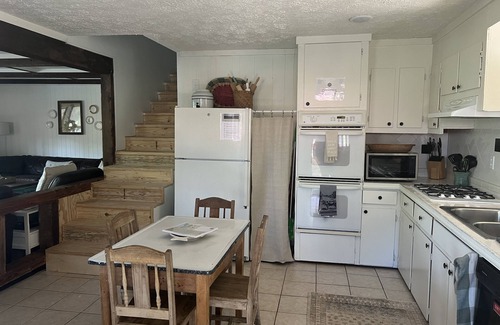 Clanton Kabine | Get off-grid at lakefront Cabin at Sawmill Branch