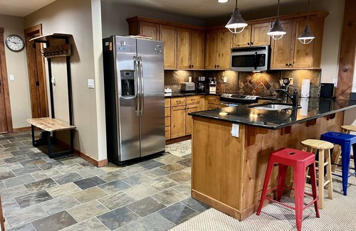 Kellogg Eigentumswohnung | Get Steep and Deep into fun close to bike trails and Silver Mountain Resort!