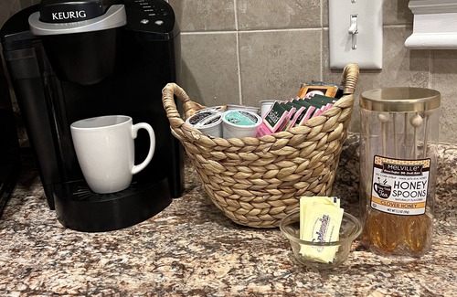 Clarksdale Haus | Get to BLUES-in' at Rusty's Roost, adjacent to downtown Clarksdale, MS