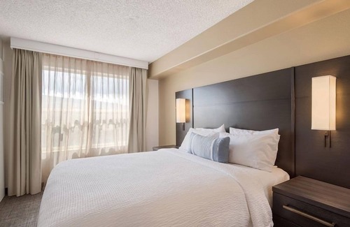 Reno/Tahoe Airport Hotel | Getaway Vacation! Pets Allowed, w/ Full Kitchen, Onsite Parking, FREE Breakfast!