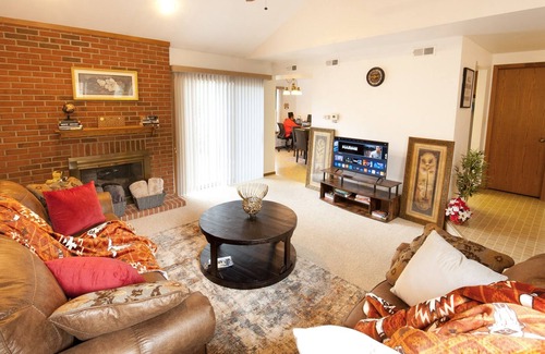 Schaumburg Haus | Gifted Bliss-Home Within Home Proximity to popular attraction in Schaumburg Mall