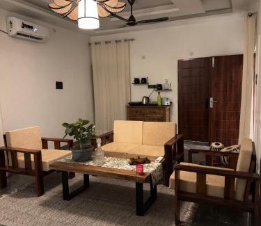 Shivalik Nagar Wohnung | Gita Bhawan - Elegant Escape