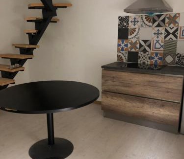 Jujurieux Wohnung | Gite 3 étages dans ruelle au calme