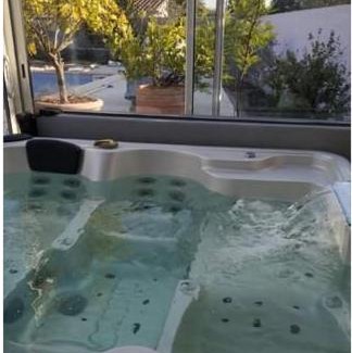 Graveson Haus | Gite chaleureux pour deux avec jacuzzi ou piscine selon dates