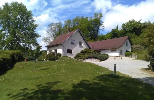 Voiteur Haus | Gîte Les Isles - Along the river, between Seille and vineyards