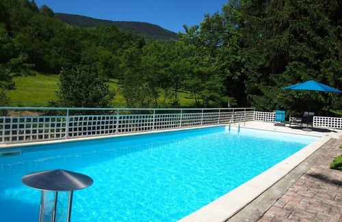Aleu Haus | Gite am Rande des Arac in einer grünen Umgebung mit Pool