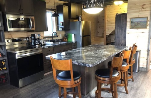 Babb Kabine | Glacier Summit - Spacious, New & Modern Villa Overlooking the Forest & Rockies