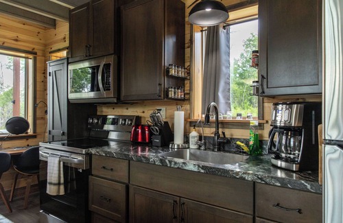 Babb Kabine | Glacier Summit - Spacious, New & Modern Villa Overlooking the Forest & Rockies