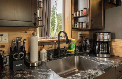 Babb Kabine | Glacier Summit - Spacious, New & Modern Villa Overlooking the Forest & Rockies