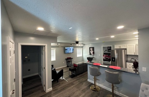 Fulton Wohnung | Glamorous 1BR/1.5BA Apartment – Modern Charm with a Touch of Old Hollywood Glam