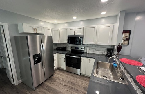 Fulton Wohnung | Glamorous 1BR/1.5BA Apartment – Modern Charm with a Touch of Old Hollywood Glam
