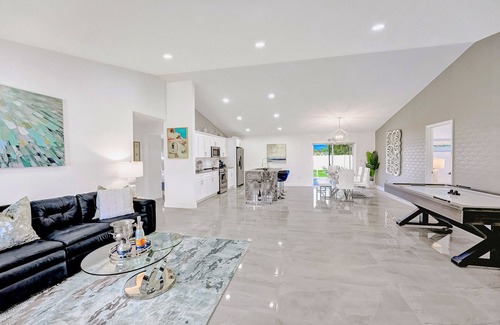 Delray Beach Haus | Glamorous New Built Heated Pool Home, Tiki Hut, Huge Patio, Air Hockey Near Ave