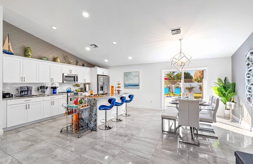 Delray Beach Haus | Glamorous New Built Heated Pool Home, Tiki Hut, Huge Patio, Air Hockey Near Ave