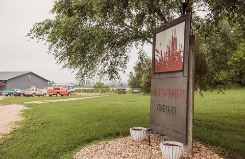 Currie Kabine | Glamp and Uncork at Painted Prairie Vineyard