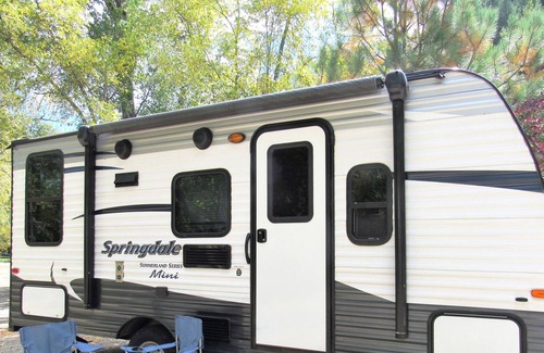 Lewis Haus | Glamper - Lassen Sie uns unser Wohnmobil auf dem Campingplatz Ihrer Wahl aufstellen!