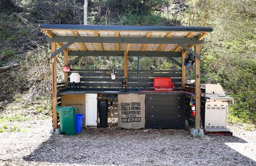 Duncan Wohnmobilvermietung | Glamping Bunkie Cabin Near the Cowichan River