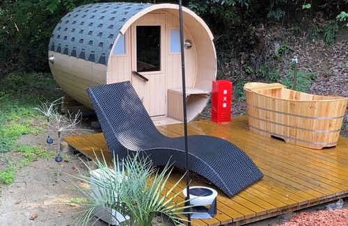 Futtsu Hütte | Glamping for private use of an entire building! Barbecue & watch a movie on the projector screen on the 16 square meter patio with a view of the Minato River! Accommodates up to 10 people!