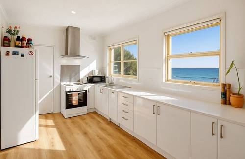 Glenelg North Haus | Glenelg Beach House With Private Beachfront Pool