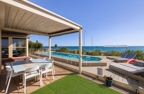 Glenelg North Haus | Glenelg Beach House With Private Beachfront Pool