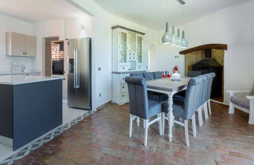 Estombar Villa | Glorious Carvoeiro Villa | 4 Bedrooms | Quinta Pedro 8 | Tennis Court | Pool Table | Ping Pong