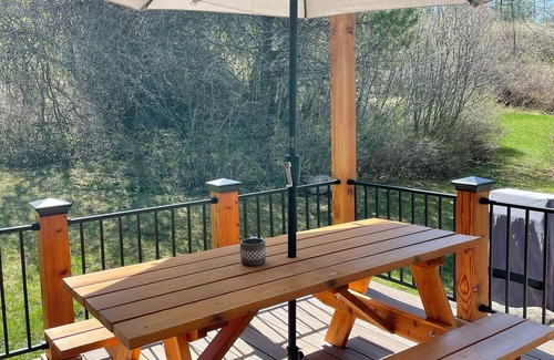 West Glacier Kabine | BSP-Grenzhütte - am Fluss