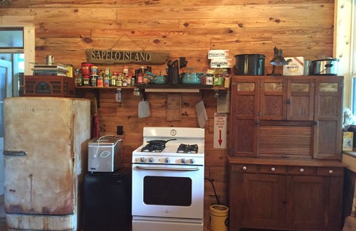 Sapelo Island Kabine | Gehen Sie rechtzeitig zurück zu einem langsameren Tempo in dieser Kabine im Wald