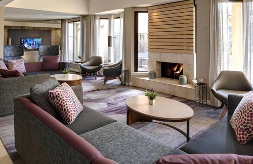 Brookfield Hotel | Go Skating at Pettit National Ice Center! Pets Allowed, Indoor Swimming Pool!