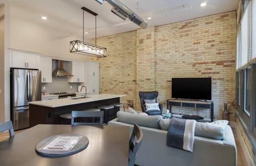 Traverse City Eigentumswohnung | Golden Lofts Unit 3 Downtown Traverse City 2bd/2ba