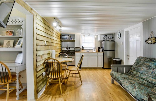 Golden Meadow Kabine | Golden Meadow Getaway: Patio, Grill, and Kayaks!
