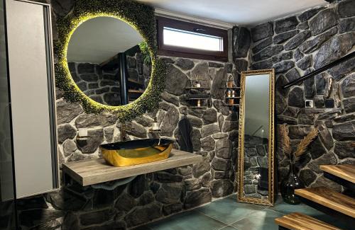 Vinica Haus | Golden Pinpoint